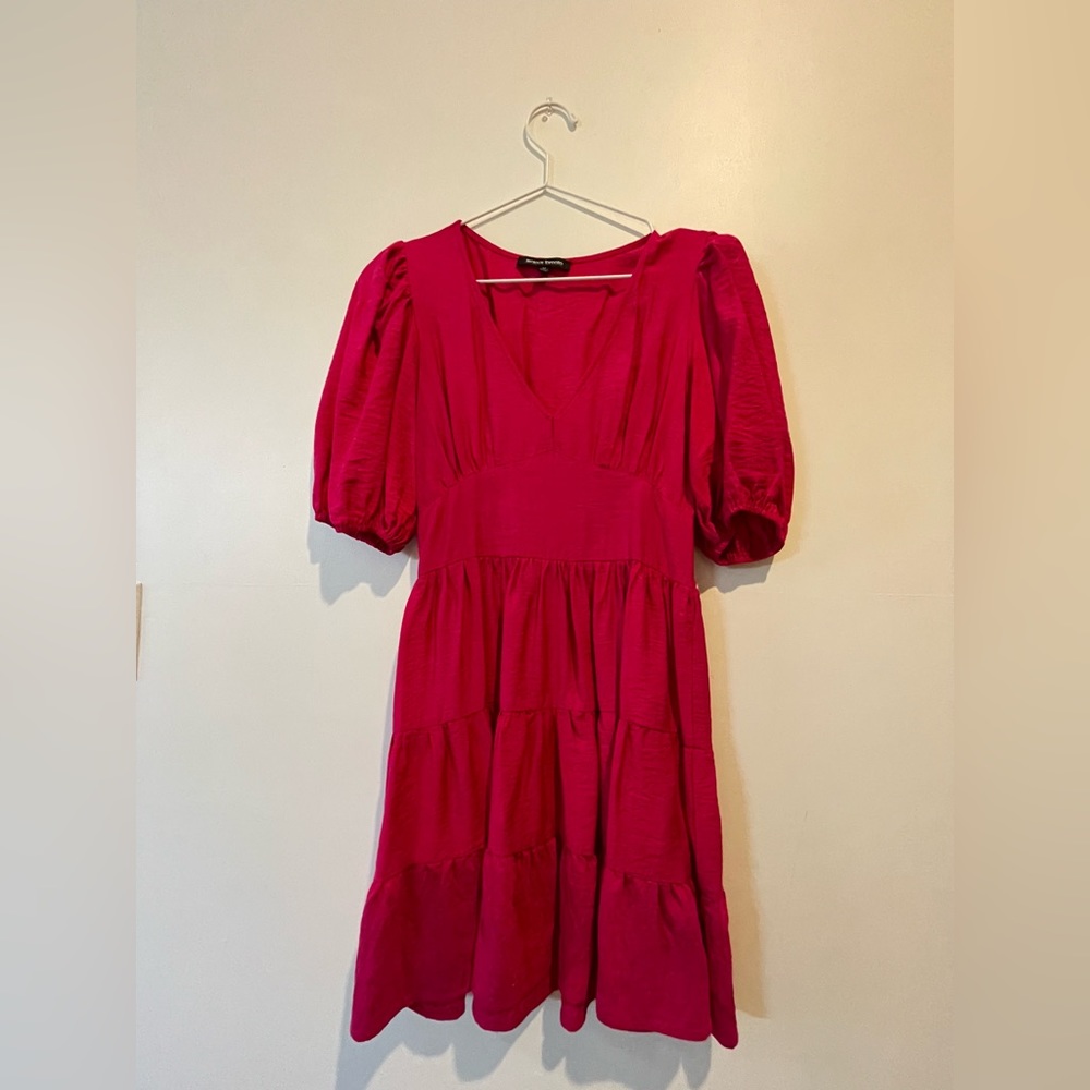 Bright Magenta adorable puffy armed dress! Fits well, flowy table skirt bottom.